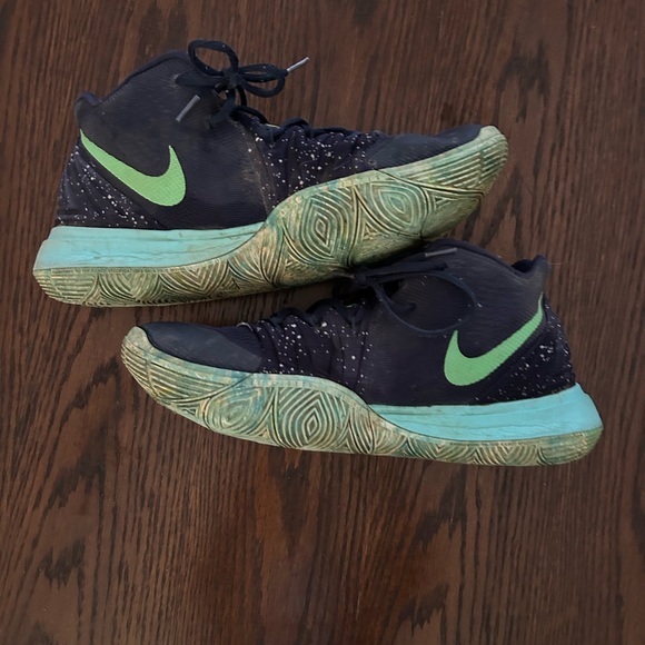 Kyrie Irving Nike basketball shoes with the ufo - Picture 3 of 4
